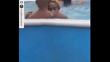 Pareja Dominicana singando follando rapando en una  Piscina en Plena Via Publica